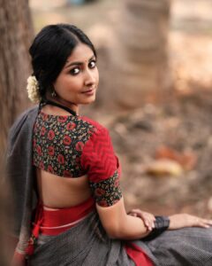 Archana Jois Instagram - She hid her face..
But not the grace!!
“Who is She??”
“A 6-yard Drape!!”
 - Dhathree Hanabe

Saree, Jewellery, Styling, Concept & Curation - @laudable_drapes
Photography - @naveenvcphotography
MUA - @makeup_by_deeparachel
Hairstyle -  @makeovers_by_sudhavallabha
Location - @kadackalfarm 

 #pattedaanchu #indianweaves
