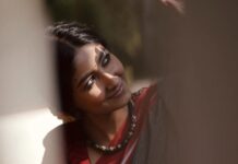 Archana Jois Instagram - She hid her face.. But not the grace!! “Who is She??” “A 6-yard Drape!!” - Dhathree Hanabe Saree, Jewellery, Styling, Concept & Curation - @laudable_drapes Photography - @naveenvcphotography MUA - @makeup_by_deeparachel Hairstyle - @makeovers_by_sudhavallabha Location - @kadackalfarm #pattedaanchu #indianweaves