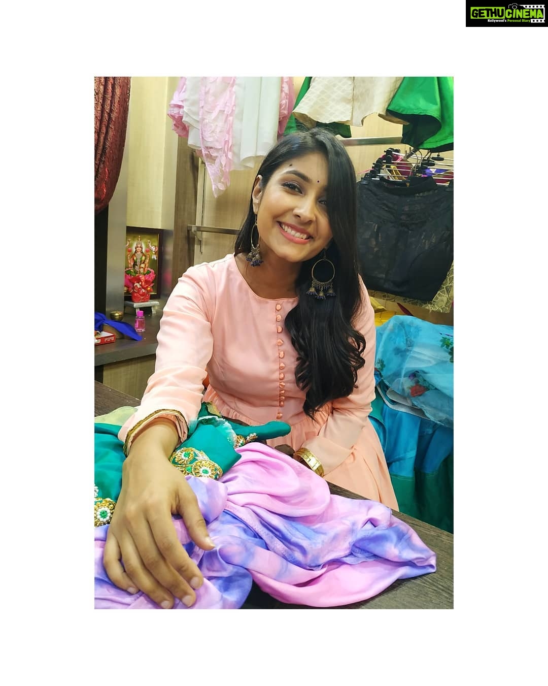 Archana Jois Instagram - All smiles!! ❤️ Released the teaser of our film Kālāntaka today, please do watch, like and also share in great numbers! Link is in the bio ⬆️☺️ #kalantaka #teaser #likeit #share #redminote6pro #cheese #smile Ratham Design Studio