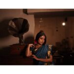 Archana Jois Instagram - ಪ್ರಿಯ! ಹಂ..., ಮೆಲ್ಲುಸಿರೇ ಸವಿಗಾನ,‌ ಎದೆ ಝಲ್ಲನೆ ಹೂವಿನ ಬಾಣ.. . shot for : @oceansilk_organics Captured by : @naveenvcphotography Makeup : @makeuphairbyglory Outfit : @ragasutra_by_kavyaharish ty #retro #gramaphone #oldisgold #saree #madisar #hibiscus