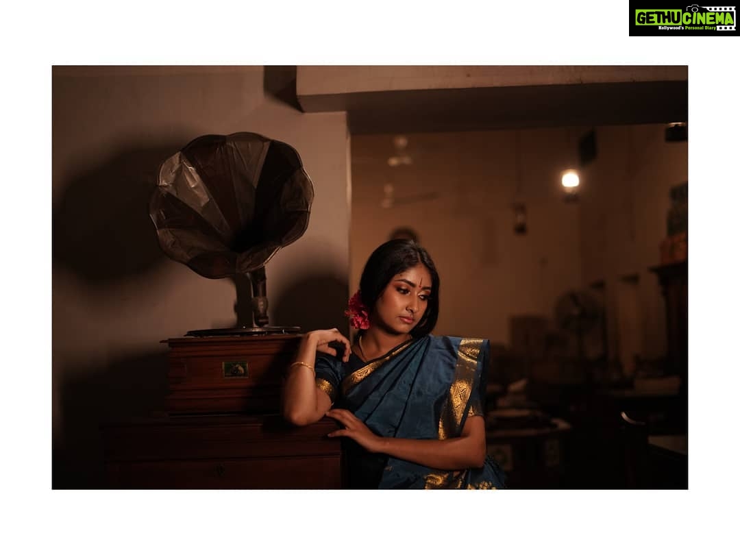 Archana Jois Instagram - ಪ್ರಿಯ! ಹಂ..., ಮೆಲ್ಲುಸಿರೇ ಸವಿಗಾನ, ಎದೆ ಝಲ್ಲನೆ ಹೂವಿನ ಬಾಣ.. . shot for : @oceansilk_organics Captured by : @naveenvcphotography Makeup : @makeuphairbyglory Outfit : @ragasutra_by_kavyaharish ty #retro #gramaphone #oldisgold #saree #madisar #hibiscus