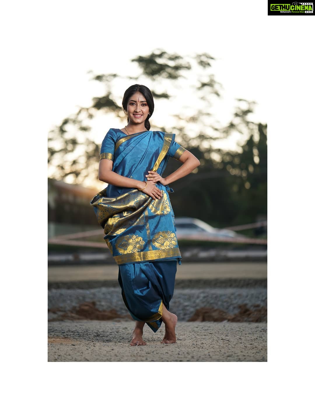 Archana Jois Instagram - #traditional #culture #staygrounded Captured by : @naveenvcphotography Makeup by : @makeuphairbyglory Outfit by : @ragasutra_by_kavyaharish Jewellery by : @divineakalpa Shot for : @oceansilk_organics