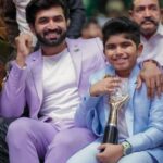 Arun Vijay Instagram - #Arnav winning his first award for #OhMyDog at #galattacrown2022 !! ❤️ Thank you all...🤗