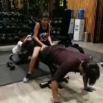 Arun Vijay Instagram – #Throwback!! 
#Arnav & #Purvi helping me at the gym for my hyperextension workout…😃❤ Don’t miss #Arnav’s pose..😂😂
#backworkout #WarHorse 
#AV #AVworkouts #kidslove