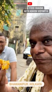 Ashish Vidyarthi Instagram - Tasty Kachori Aloo and Kulhad wali chai😍🤤 at Bhawanipur, Kolkata with my dear bandhu @cozmikharmony 
#kolkata #streetfood #kolkatastreetfood #kachorialoo #aloo #kachori #chai #kulhadchai #tea #hottea #tastyfood #foodreels #reelsinstagram #reelitfeelit #friendship #pyaar #dost