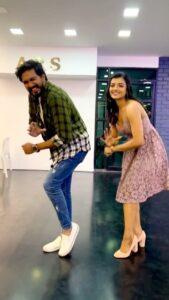 Ashna Zaveri Instagram - Grooving to this 💃🥰 @themugenrao @tr.bala @vonimusic @vrmanikandaraman @ashoksekar4 @choreographer_sridhar @nixen_official #trendingreels #reelsinstagram #instagood #happy #reels #othathamarai #funnyvideos #instatraveling #instatrending #tamil #tamilsongs #instadaily #dancer #dancers #instagood #album #trend