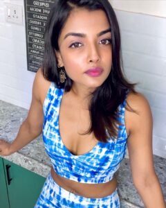 Ashna Zaveri Instagram - “You’ll never change your life until you change something you do daily. The secret of your success is found in your daily routine.” — John C. Maxwell

I’m a person of spontaneity and a sucker for routine especially when it comes to my diet , workouts , mindset.Having a routine may sound mundane to most but to me it brings forth clarity , discipline, boosts my self esteem and physical results are just a by-product.

I believe life is a balance between 
routine and spontaneity. 

What are your thoughts?
