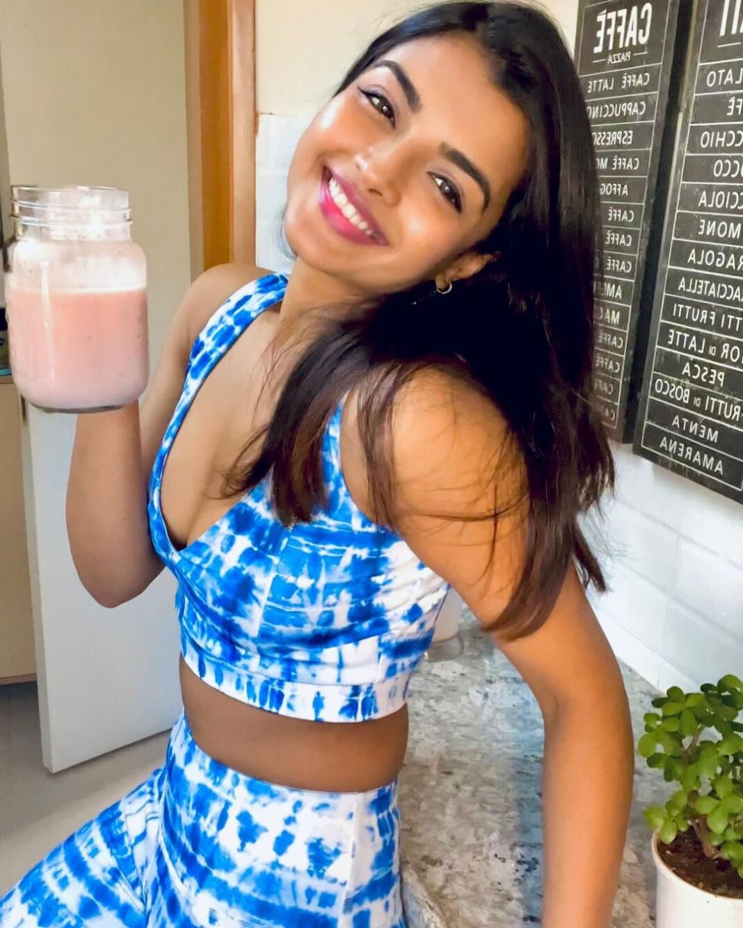 Ashna Zaveri Instagram - “You’ll never change your life until you change something you do daily. The secret of your success is found in your daily routine.” — John C. Maxwell I’m a person of spontaneity and a sucker for routine especially when it comes to my diet , workouts , mindset.Having a routine may sound mundane to most but to me it brings forth clarity , discipline, boosts my self esteem and physical results are just a by-product. I believe life is a balance between routine and spontaneity. What are your thoughts?