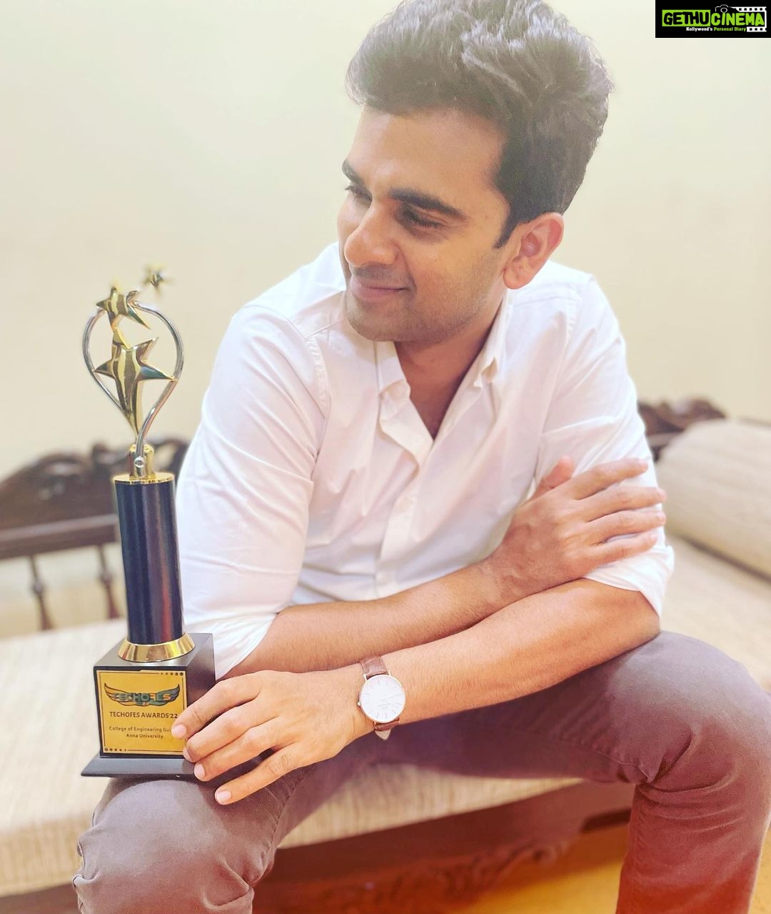 Ashok Selvan Instagram - This is special because itβs voted by the students. Thank you for the recognition #AnnaUniversity @techofes_official πππ½ #BestEmergingActor