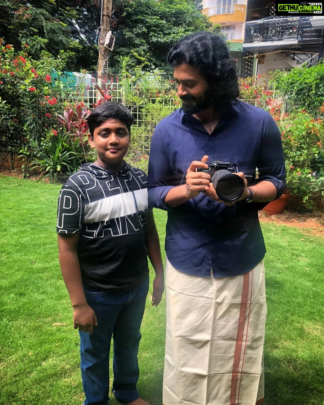 Ashwin Kakumanu Instagram - How great is it to travel and meet friends for weddings again? #weddingphotography And showing this little guy how to handle a camera. #puthampudhukaalai in real life too.
