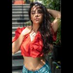 Avika Gor Instagram - 🍂 Styled by @krishi1606 Imagery by @niravthakkarphotography Makeup & Hair @amuthevar assistant @riyafatak Denims @numerounojeanswear Accessories @deebaco_official Location Courtesy @1522inmumbai @goldfinchmumbai
