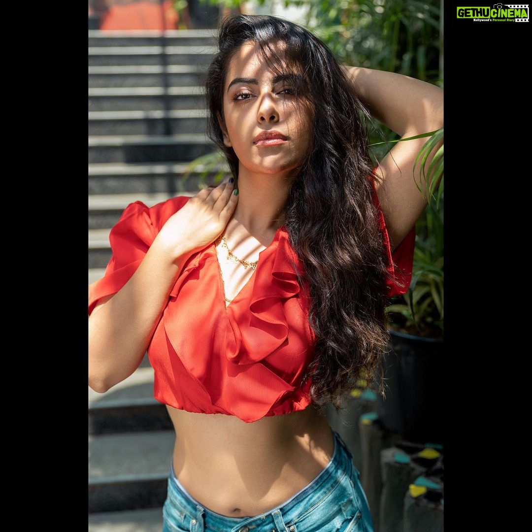 Avika Gor Instagram - π Styled by @krishi1606 Imagery by @niravthakkarphotography Makeup & Hair @amuthevar assistant @riyafatak Denims @numerounojeanswear Accessories @deebaco_official Location Courtesy @1522inmumbai @goldfinchmumbai