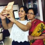 Bindu Madhavi Instagram - "A mother is she who can take the place of all others but whose place no one else can take" Happy Mother's day 🤩 #bindumadhavi #bbteluguott #biggboss5 #BiggBossNonStop #biggbossnonstoptelugu