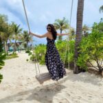 Daisy Shah Instagram - Whatever it is… Just Swing It… . . . @fushifaru @travelwithjourneylabel . . . #fushifarumaldives #fushifaru #travelwithjourneylabel #journeylabel #thinkholidaythinkjourneylabel #yourarespecial #feelingfantastic #vacay #daisyshah . . . Outfit @dziinebydeepa P.s. last pic has my ❤️ Fushifaru Maldives