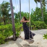 Daisy Shah Instagram - Whatever it is… Just Swing It… . . . @fushifaru @travelwithjourneylabel . . . #fushifarumaldives #fushifaru #travelwithjourneylabel #journeylabel #thinkholidaythinkjourneylabel #yourarespecial #feelingfantastic #vacay #daisyshah . . . Outfit @dziinebydeepa P.s. last pic has my ❤️ Fushifaru Maldives