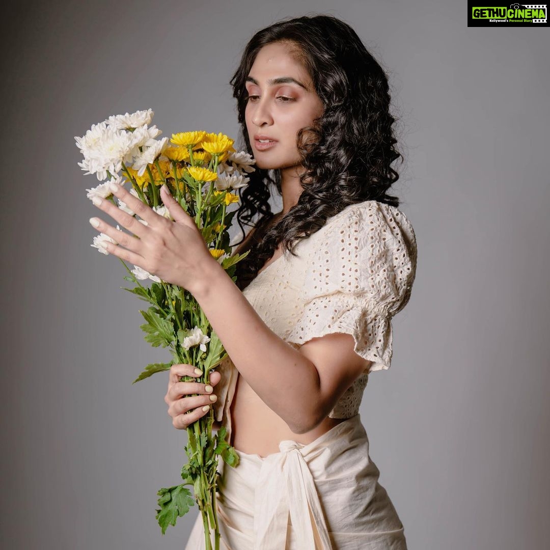 Deepti Sati Instagram - A dream within a dream 🌼 Costume : @house_of_vandy Styling : @styyledbyjoe Assisted by : @sanliya_sabu Mua : @zara___makeover Studio : @maxxocreative Picture credits : @pournami_mukesh_photography Photography team : @vishnu__photography___ @rizwanmechoth Special thanks : @huwais.m