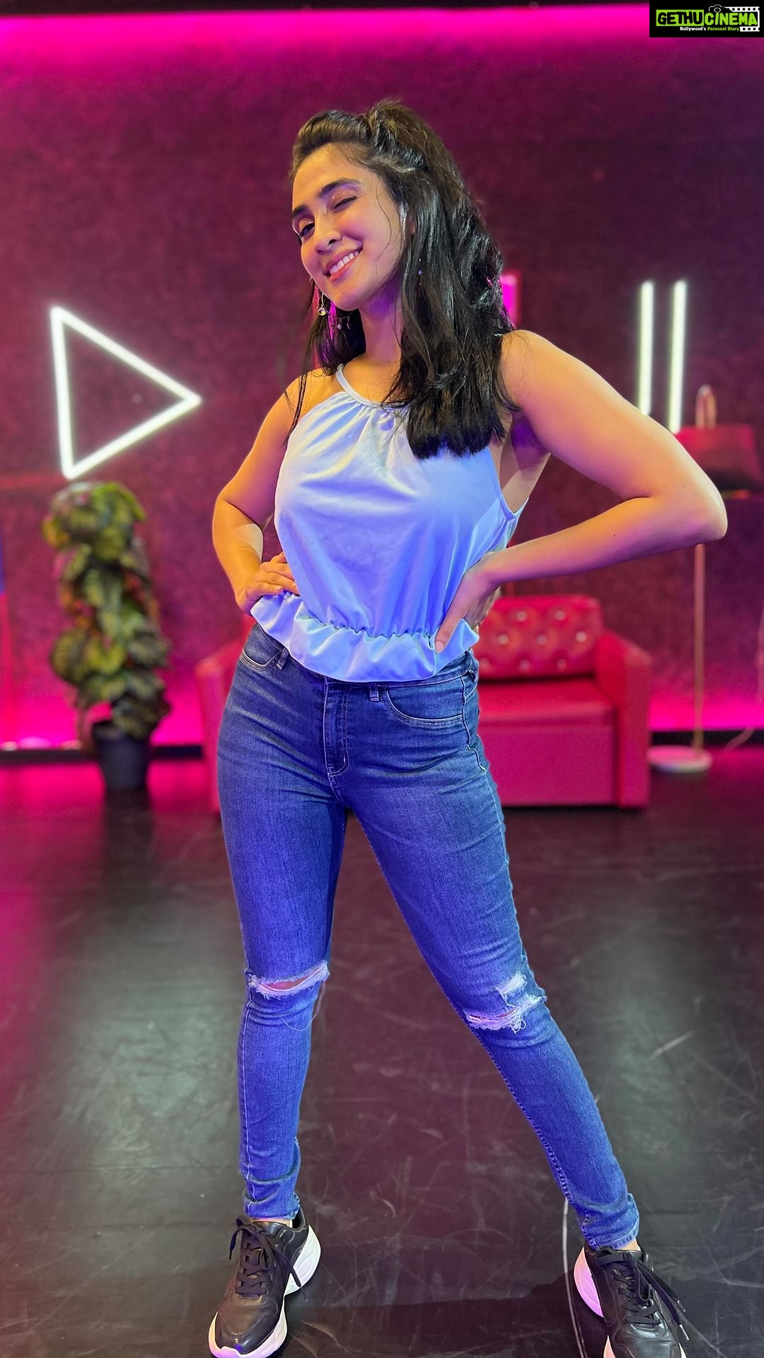 Deepti Sati Instagram - Nakhrey Nakhrey challenge 🥰 Join me in this challenge won’t ya? Do the challenge and tag me and @armaanmalik #NakhreyNakhrey #NakhreyNakhreyChallenge #Armaanian #armaanmalik #deeptisati #dance #reels #trending