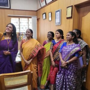 Devadarshini Instagram - Stepped into The Ethiraj college for women after 25 years ... as an alumni .. addressing students for the 1st time as a psychologist ... thank you staff and students for the overwhelming response 🙏🤗