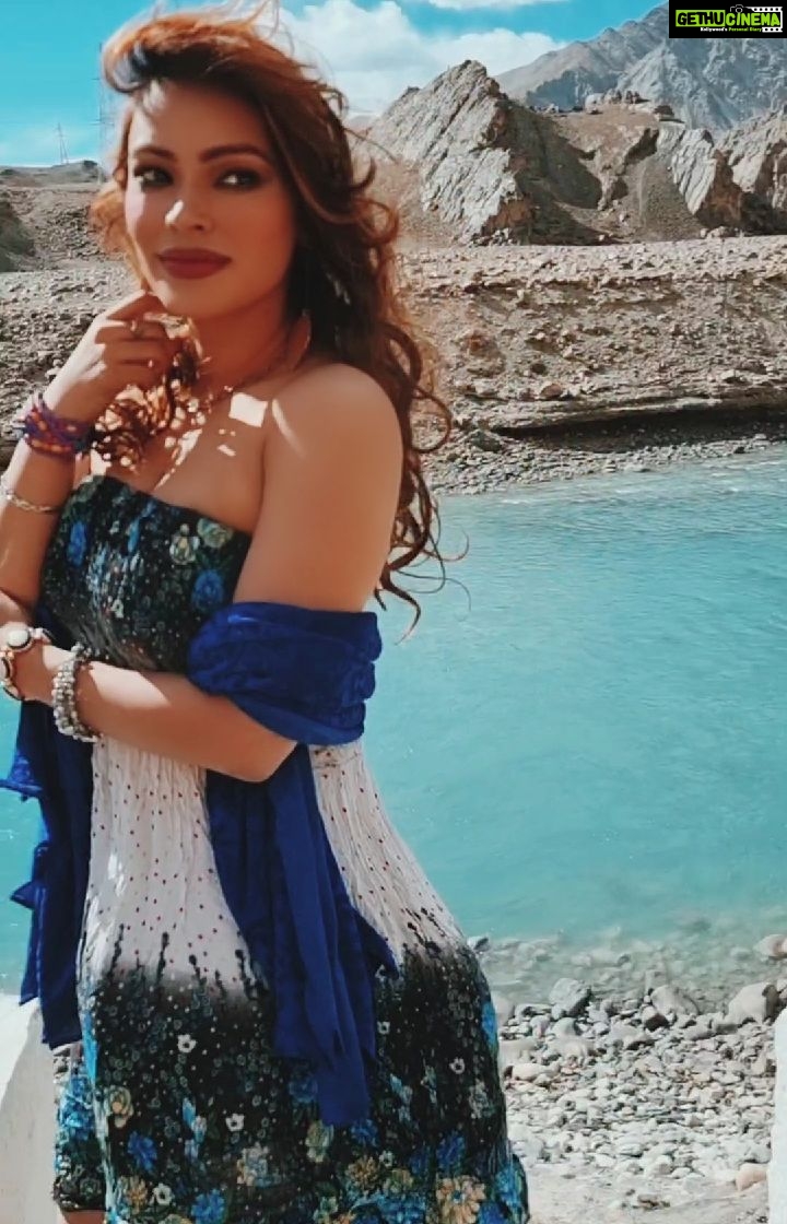 Devshi Khandur Instagram - I Was A Still Water Held By My Surroundings. I Am Now A River Carving My Own Path. @onlyforharris @jayamravi_official loved this song so much was looking for perfect song for the perfect location ❤ #DEVSHIKHANDURI #anbeennanbe #travel #BEAUTIFULDESTINATIONS #dhaamdhoom #devsh #jayamravi #kanganaranaut #suryajothika #jiiva #harrisjayaraj #lakshmirai #tamilmusic #harrisjayarajmusical #romanticvideos #lehdakh #kashmir