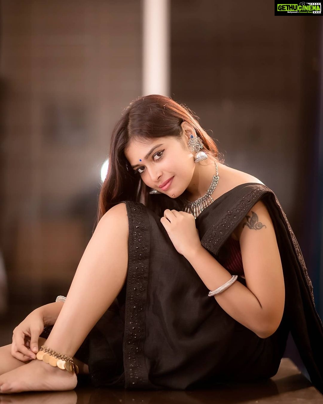 Dharsha Gupta Instagram - 🖤Your passion is waiting for your courage to catch up🖤 🖤Happy Sunday🖤 Pic- @camerasenthil