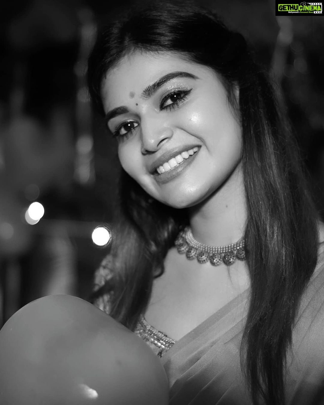 Dharsha Gupta Instagram - 🖤🤍Andru vanthathu idhey nila lalalaaaa....🤍🖤 Saree- @the_trendy_turns Pic- @parthasarathy1