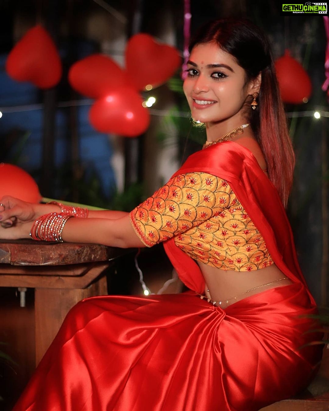 Dharsha Gupta Instagram - ❤🧡அன்பு என்னும் தீபத்தால் பாசம் எனும் ஒளி உலகம் எங்கும் பரவட்டும்.. இனிய கார்த்திகை தீப திருநாள் வாழ்த்துக்கள்🧡❤ Saree- @the_trendy_turns Pic- @parthasarathy1