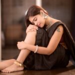 Dharsha Gupta Instagram - 🖤❤Black as the devil, hot as hell, pure as an angel, sweet as love❤🖤 Saree- @the.teenage.fashion Pic- @camerasenthil