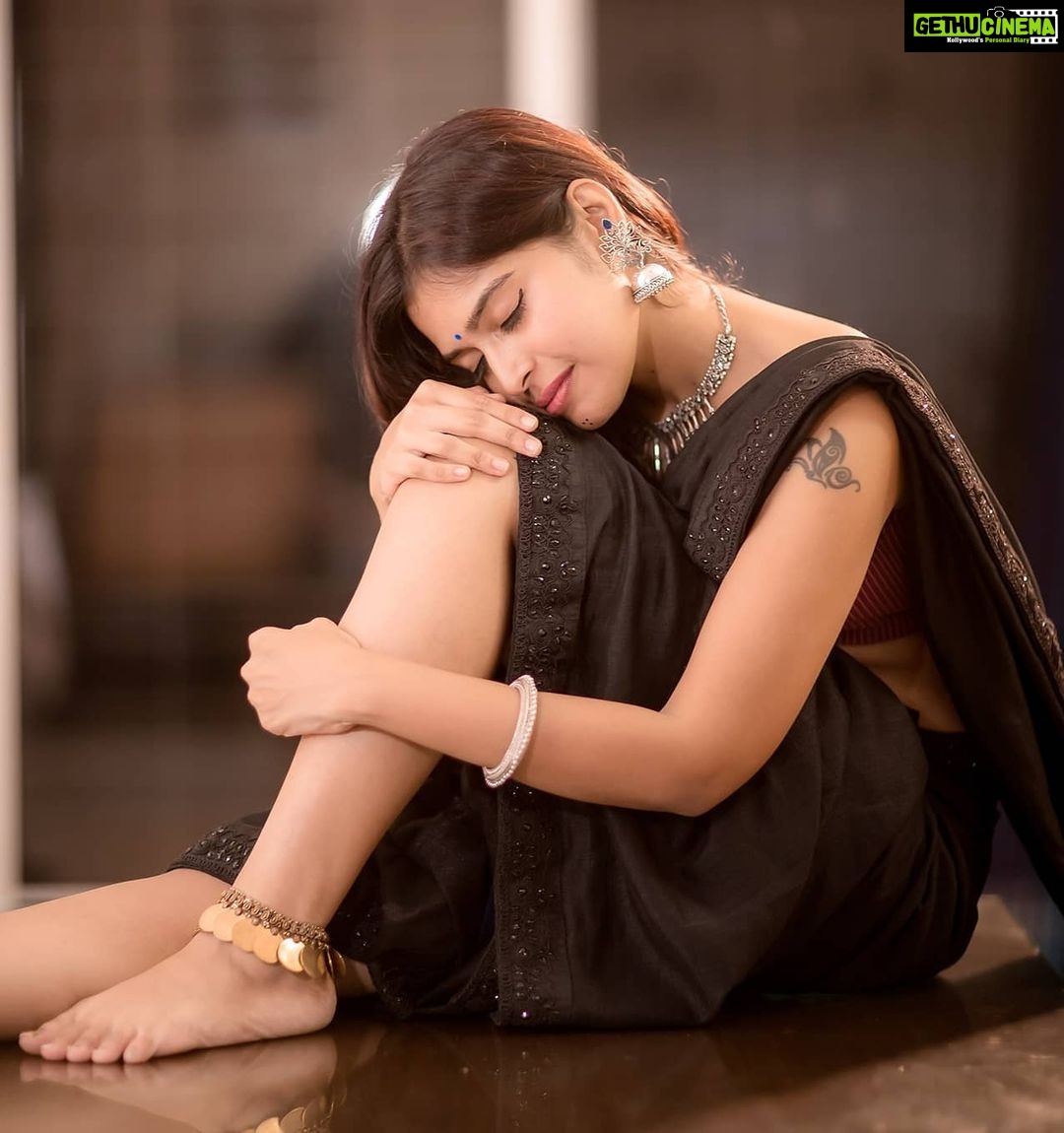 Dharsha Gupta Instagram - š¤ā¤Black as the devil, hot as hell, pure as an angel, sweet as loveā¤š¤ Saree- @the.teenage.fashion Pic- @camerasenthil