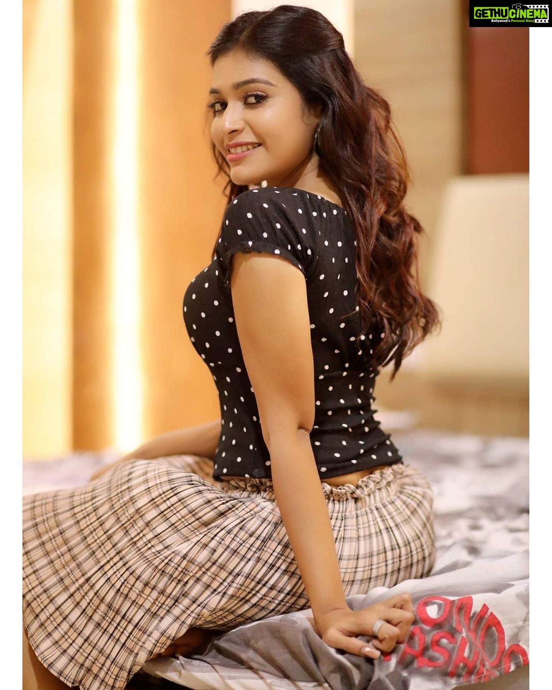 Dharsha Gupta Instagram - 🖤🤍Never let your soul get affected by the negativity of this world🤍🖤 Pic- @manoj__arulmozhi___varman