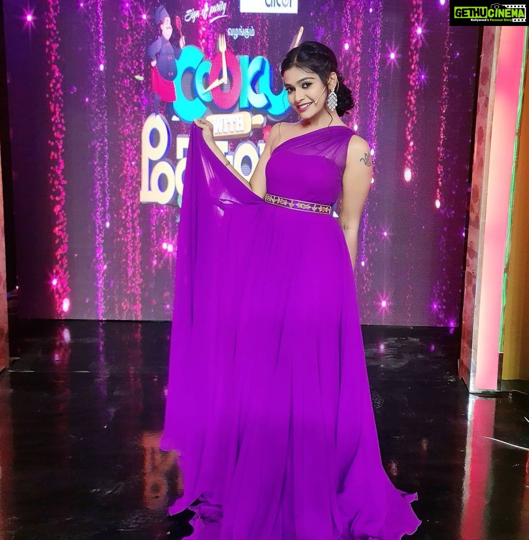 Dharsha Gupta Instagram - ππWe didnβt realize we were making memories, we just knew we were having funππ ππDon't miss to watch cook with comali-2 @vijaytelevision sat-sun @6.30pmππ Stylist- @pansyraja Beautiful costume- @kaavyareddycouturestudio