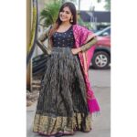 Dharsha Gupta Instagram - 🖤💗Failure will never overtake me if my determination to succeed is strong enough💗🖤 Costume- @vbsarees_devi