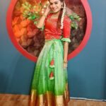 Dharsha Gupta Instagram – ❤💚Never stop doing your best just because someone doesn’t give you credit💚❤
#cookwithcomali @vijaytelevision 
Costume- @vbsarees_devi 
Jewelry- @chennai_jazz