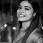 Dharsha Gupta Instagram - 🖤🤍Andru vanthathu idhey nila lalalaaaa....🤍🖤 Saree- @the_trendy_turns Pic- @parthasarathy1