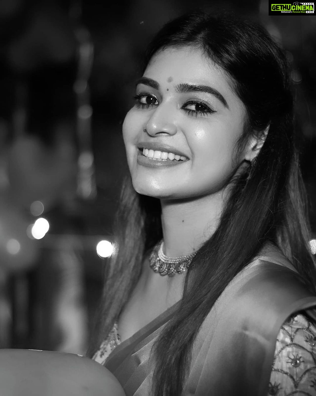 Dharsha Gupta Instagram - 🖤🤍Andru vanthathu idhey nila lalalaaaa....🤍🖤 Saree- @the_trendy_turns Pic- @parthasarathy1