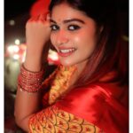 Dharsha Gupta Instagram - ❤🧡அன்பு என்னும் தீபத்தால் பாசம் எனும் ஒளி உலகம் எங்கும் பரவட்டும்.. இனிய கார்த்திகை தீப திருநாள் வாழ்த்துக்கள்🧡❤ Saree- @the_trendy_turns Pic- @parthasarathy1