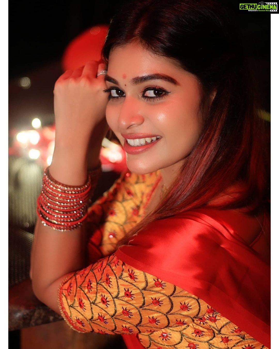 Dharsha Gupta Instagram - ❤🧡அன்பு என்னும் தீபத்தால் பாசம் எனும் ஒளி உலகம் எங்கும் பரவட்டும்.. இனிய கார்த்திகை தீப திருநாள் வாழ்த்துக்கள்🧡❤ Saree- @the_trendy_turns Pic- @parthasarathy1