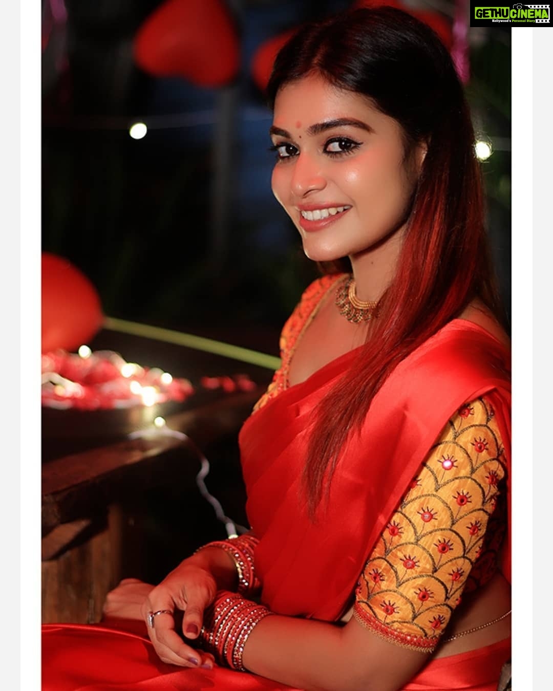Dharsha Gupta Instagram - ❤🧡அன்பு என்னும் தீபத்தால் பாசம் எனும் ஒளி உலகம் எங்கும் பரவட்டும்.. இனிய கார்த்திகை தீப திருநாள் வாழ்த்துக்கள்🧡❤ Saree- @the_trendy_turns Pic- @parthasarathy1