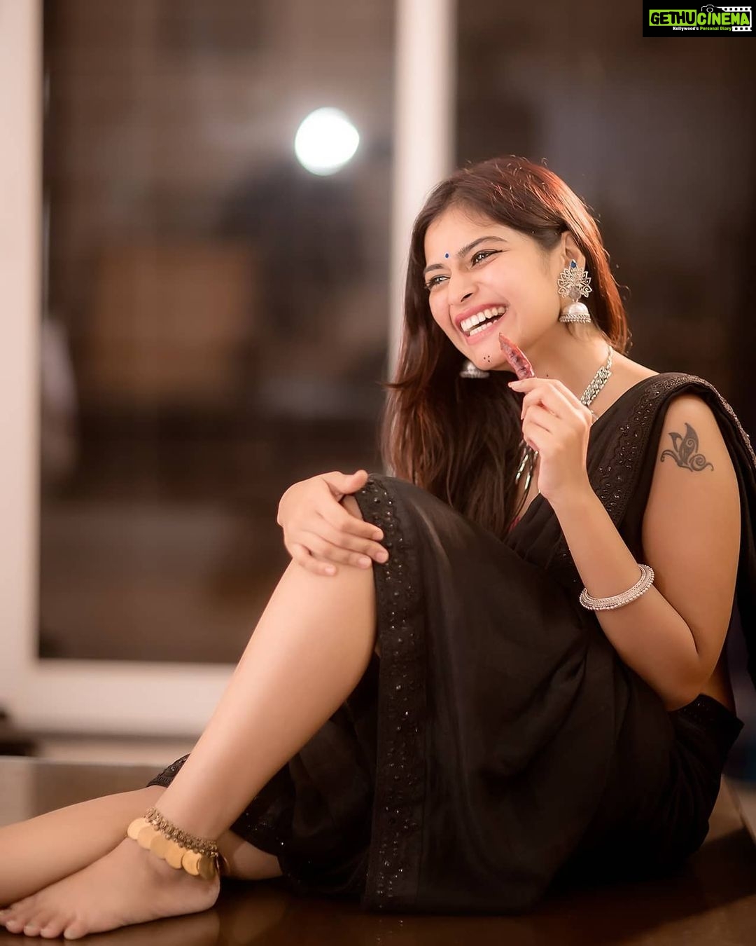 Dharsha Gupta Instagram - 🖤If you don’t sacrifice for what you want, what you want becomes the sacrifice🖤 Pic- @camerasenthil Saree- @the.teenage.fashion