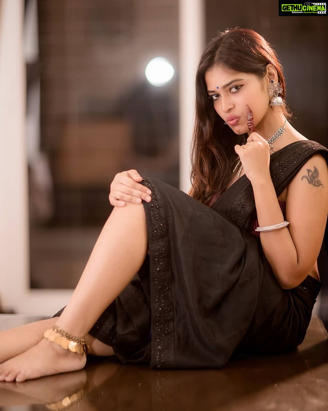 Dharsha Gupta Instagram - 🖤If you don’t sacrifice for what you want, what you want becomes the sacrifice🖤 Pic- @camerasenthil Saree- @the.teenage.fashion