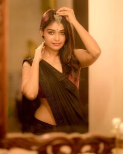 Dharsha Gupta Instagram - 🖤❤Being hot in this rainy day❤🖤 Pic- @camerasenthil Saree- @the.teenage.fashion