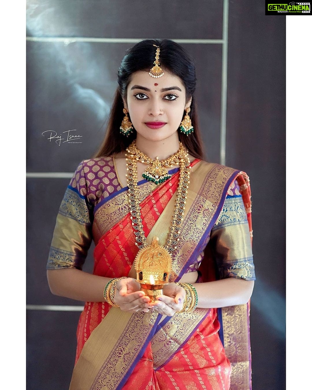Dharsha Gupta Instagram - 💜❤As women, we have super powers. We are daughters, sisters & mothers. We are healers. We are the goddess warriors. Proud to be a women❤💜 💜Pic- @raj_isaac_photography @freezingweds_by_rajisaac (Contact Raj Issac- 7010714683, 9488769568) 💜Saree & blouse- @vbsarees_devi 💜Jewellery- @chennai_jazz . . #mookuthiamman #streamingnow #disneyhotstar @disneyplushotstar @disneyplushotstarvip @mookuthiamman