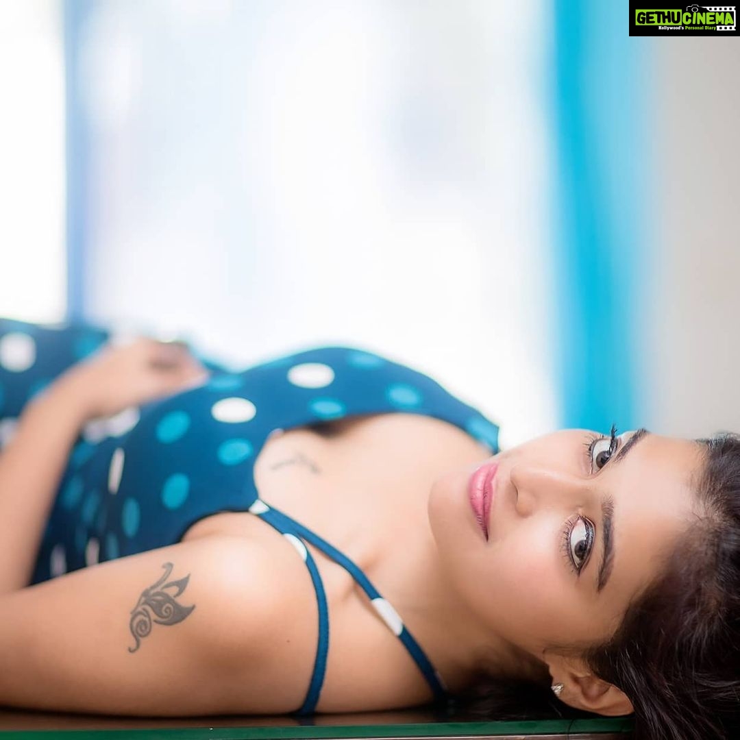 Dharsha Gupta Instagram - 💙🤍Make them stop and stare🤍💙 Pic- @camerasenthil