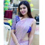 Dharsha Gupta Instagram – 💙💜No matter where life takes me, find me with a smile💙💜
Saree : @online_shopping_cartt
Stylist : @pansyraja
Blouse Designer : @kaavyareddycouturestudio