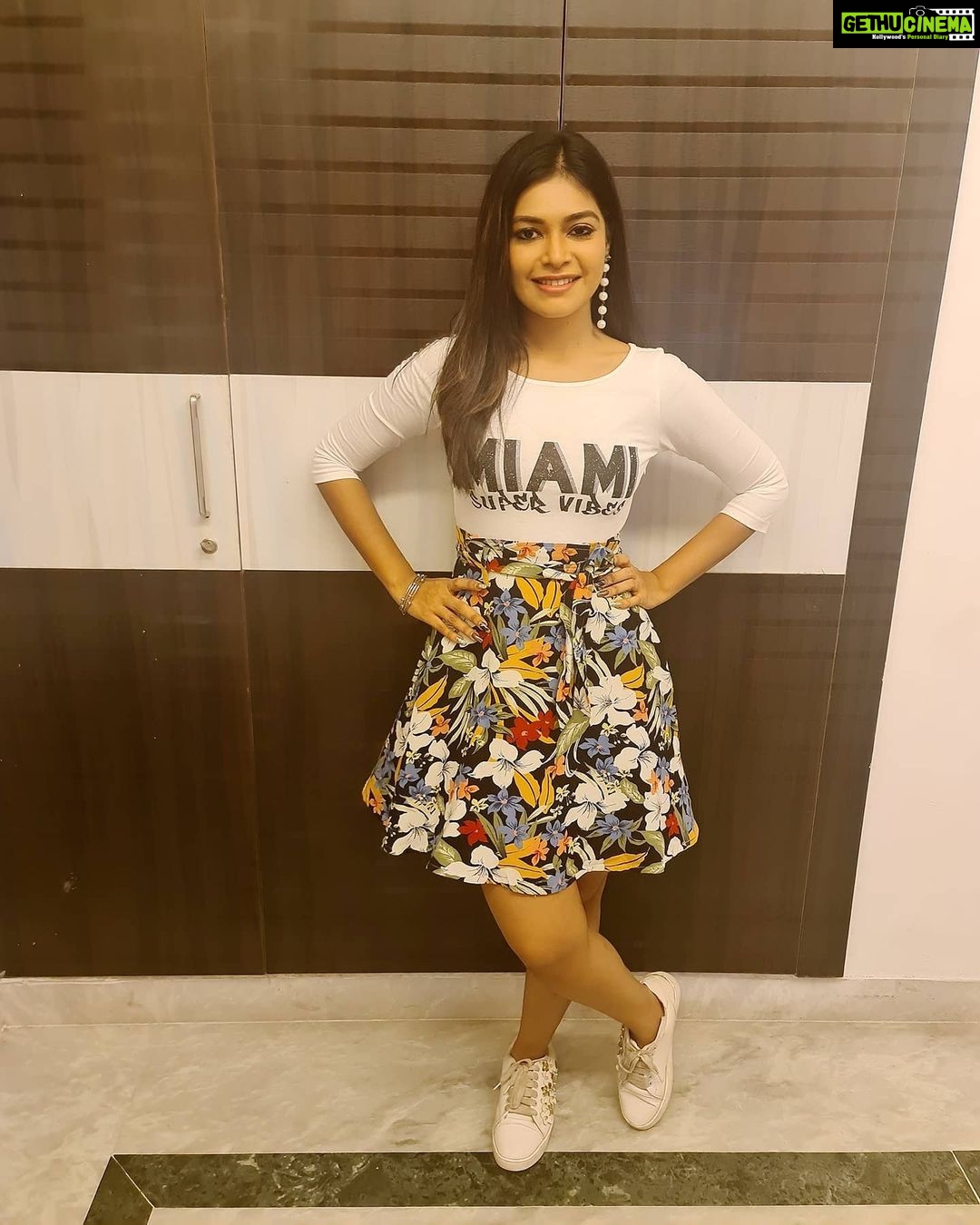 Dharsha Gupta Instagram - 🤍My new webseries for @zee5 is on progress🤍