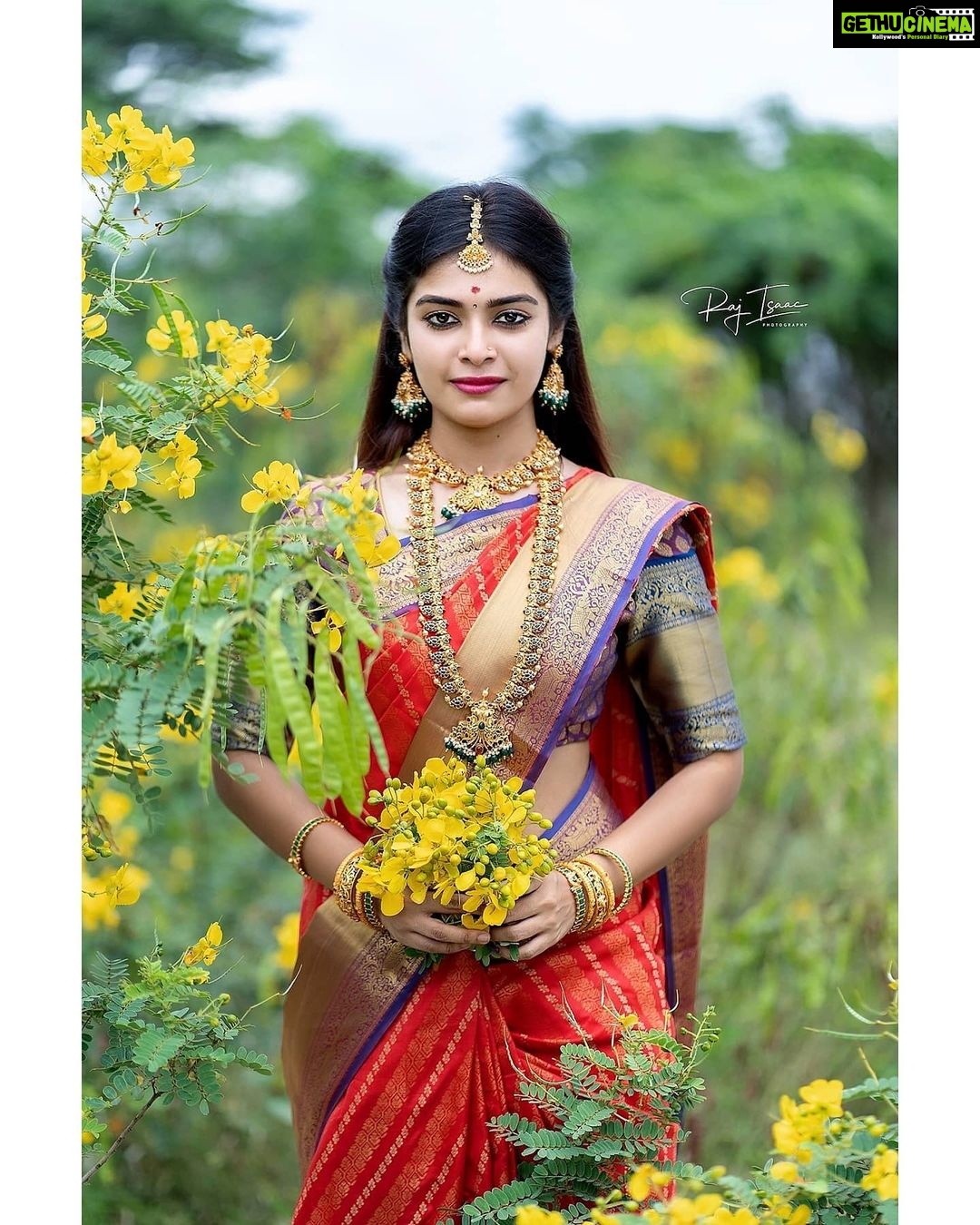 Dharsha Gupta Instagram - 💜❤As women, we have super powers. We are daughters, sisters & mothers. We are healers. We are the goddess warriors. Proud to be a women❤💜 💜Pic- @raj_isaac_photography @freezingweds_by_rajisaac (Contact Raj Issac- 7010714683, 9488769568) 💜Saree & blouse- @vbsarees_devi 💜Jewellery- @chennai_jazz . . #mookuthiamman #streamingnow #disneyhotstar @disneyplushotstar @disneyplushotstarvip @mookuthiamman