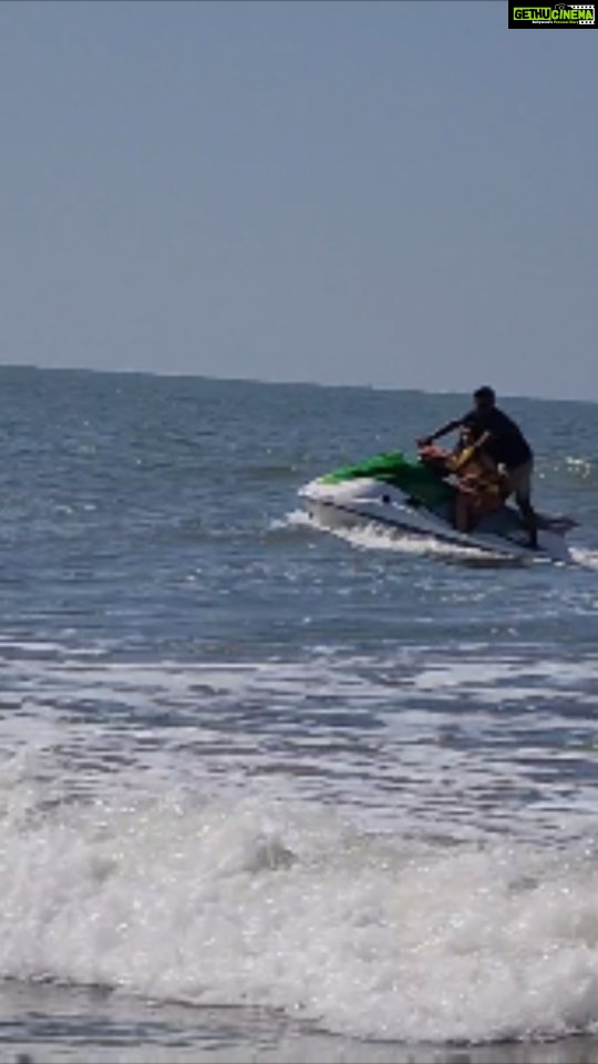 Dharsha Gupta Instagram - 🌊Konjam bayama irunthalum, Sema funuu tha pa🌊 #jetski #ride Baga Beach Goa