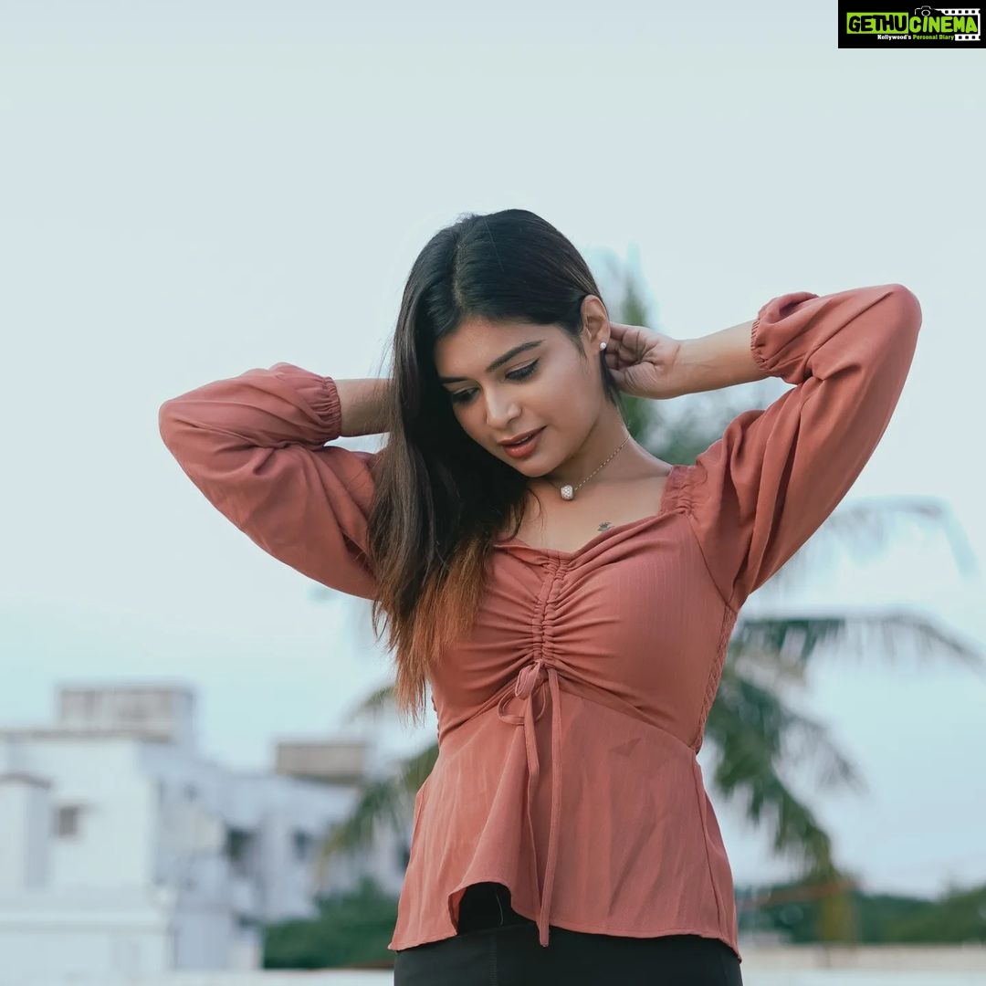 Dharsha Gupta Instagram - 🧡உலகை அன்பினால் ஆழுங்கள். அன்பை அன்பினால் கொண்டாடுங்கள்🧡 Pic- @kavinjeyaraj