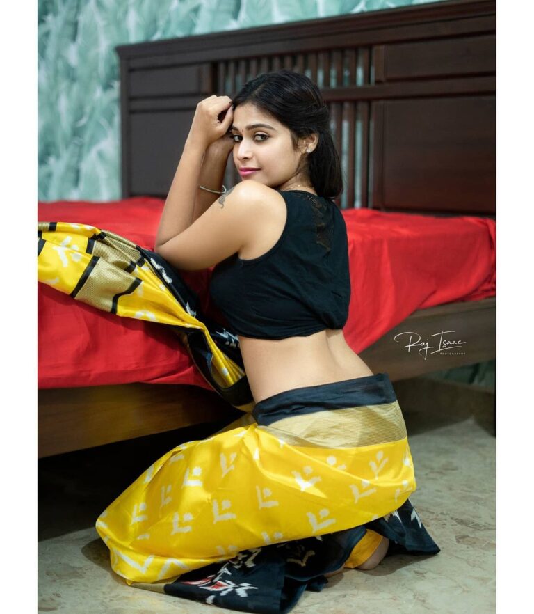 Dharsha Gupta Instagram - 💛🖤💛Be yourself, there’s no one better💛🖤💛 Pic- @raj_isaac_photography Saree- @fathimacollection_online_shop2