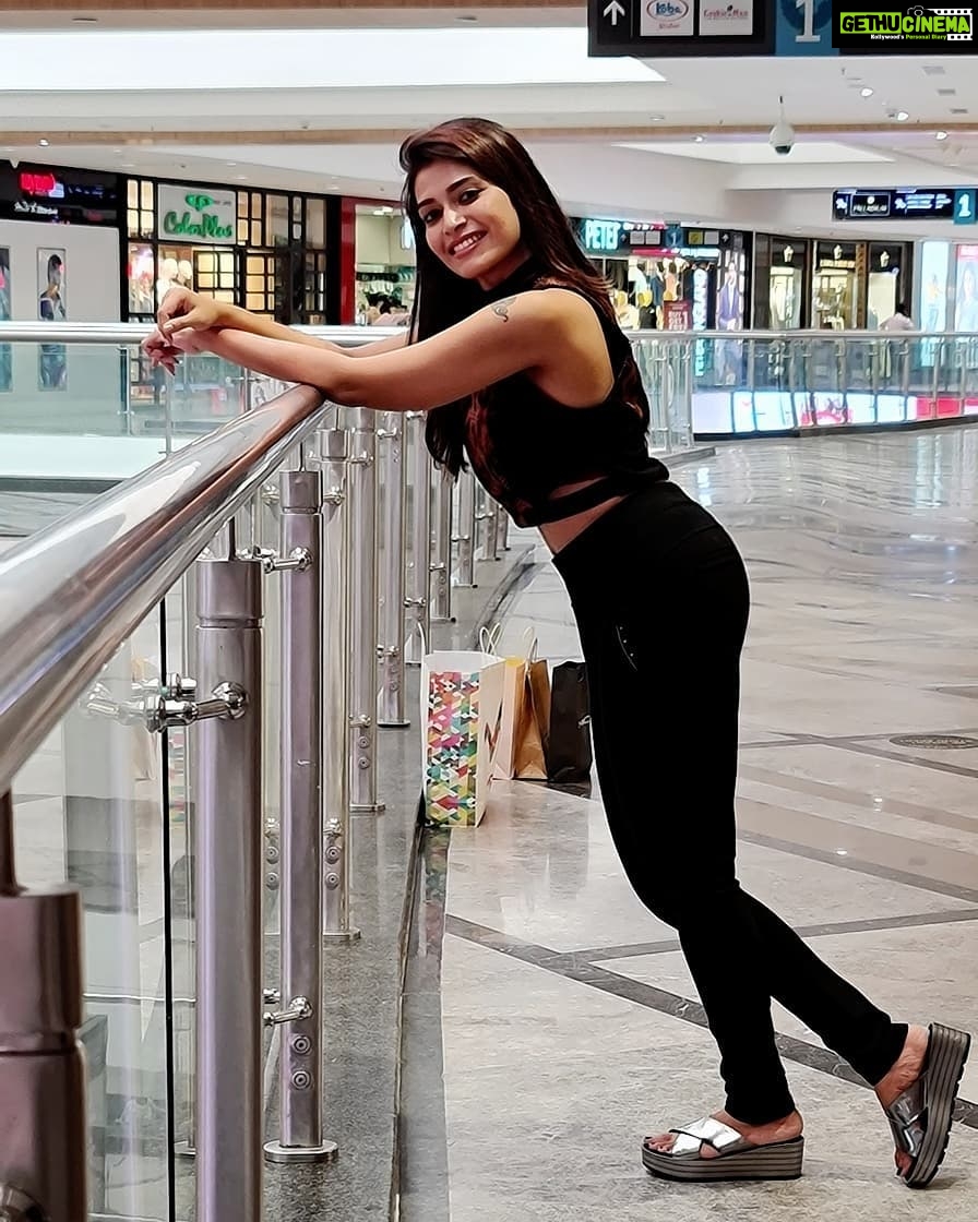 Dharsha Gupta Instagram - 🖤🖤🖤If you want to stay young & healthy, Decide to be happy! Make others happy! Be young!🖤🖤🖤