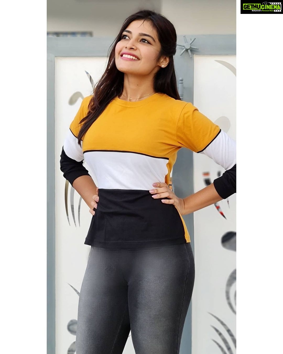 Dharsha Gupta Instagram - 💛🤍🖤Create your own life💛🤍🖤 Top- @_shop_from_home
